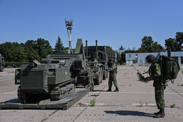 Военнослужащие на территории аэропорта Мариуполя