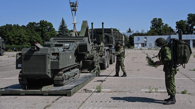 Военнослужащие на территории аэропорта Мариуполя