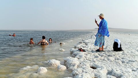 Отдыхающие на соленом озере Баскунчак