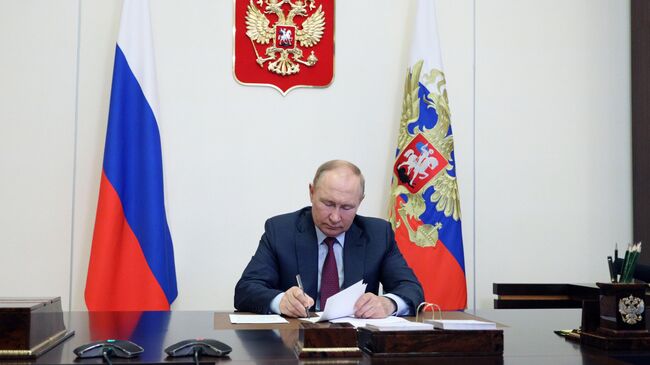 Путин подписал закон, упрощающий получение справки на ребенка для опекунов
