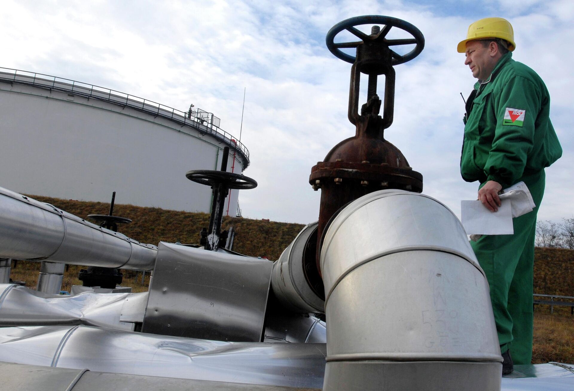 Инженер Венгерской нефтегазовой компании MOL проверяет приемную зону нефтепровода Дружба Инженер Венгерской нефтегазовой компании MOL проверяет приемную зону нефтепровода Дружба - РИА Новости, 1920, 26.08.2025
