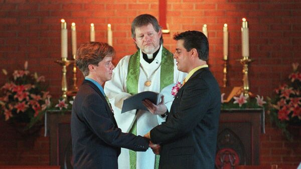 Священник благословляет однополую пару 
