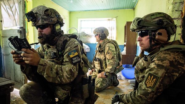 Украинские военнослужащие управляют беспилотником на своей позиции на передовой в Николаевской области