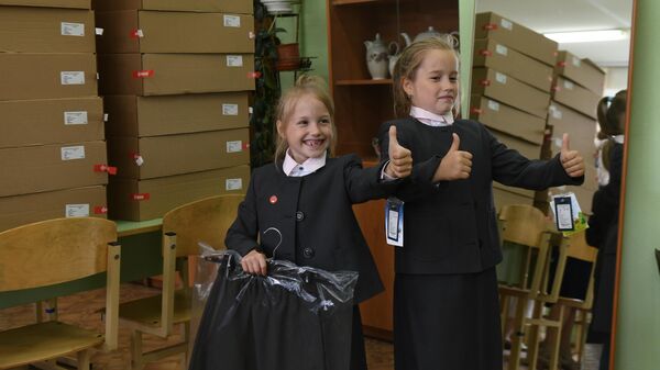 В Тверской области началась выдача школьной формы для детей из многодетных, опекунских и приемных семей