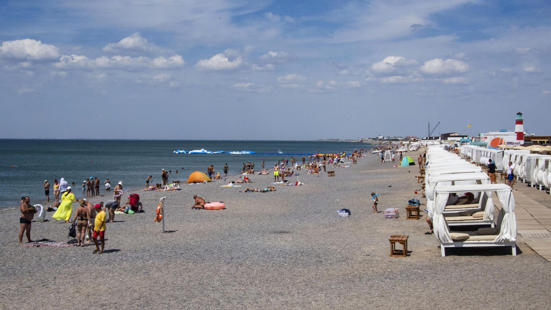 Люди отдыхают на пляже в крымском поселке Новофедоровка - РИА Новости, 1920, 01.07.2024