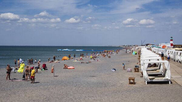 Люди отдыхают на пляже в крымском поселке Новофедоровка
