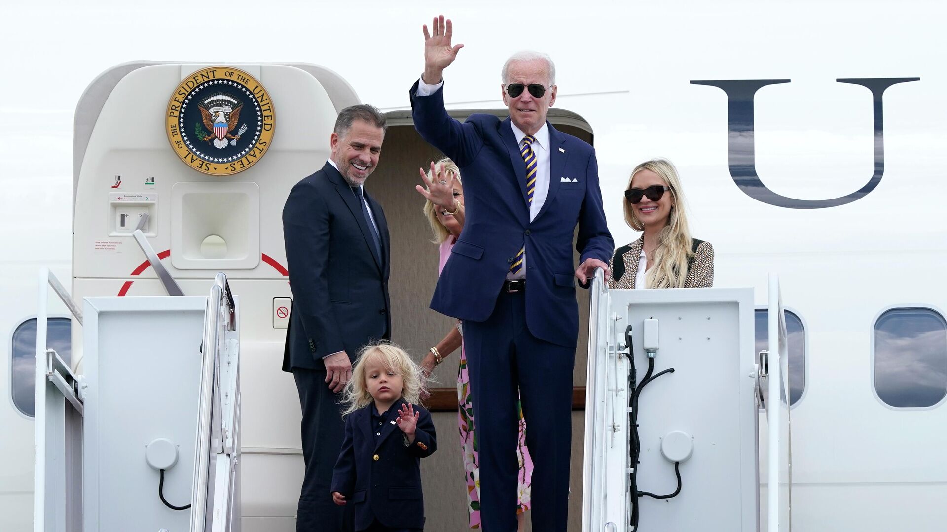 Президент США Джо Байден с семьей перед полетом в Южную Каролину - РИА Новости, 1920, 09.12.2023