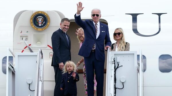 Президент США Джо Байден с семьей перед полетом в Южную Каролину