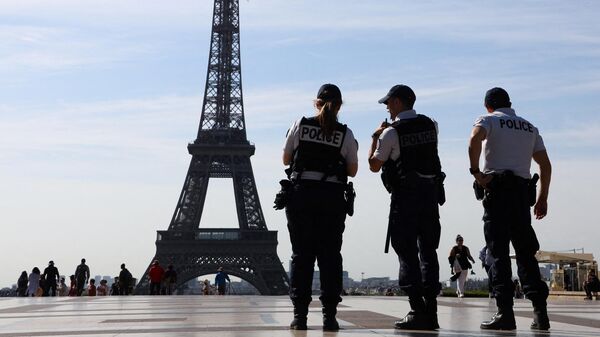 Сотрудники полиции возле Эйфелевой башни в Париже