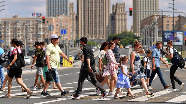 Люди переходят Большую Дорогомиловскую улицу в Москве