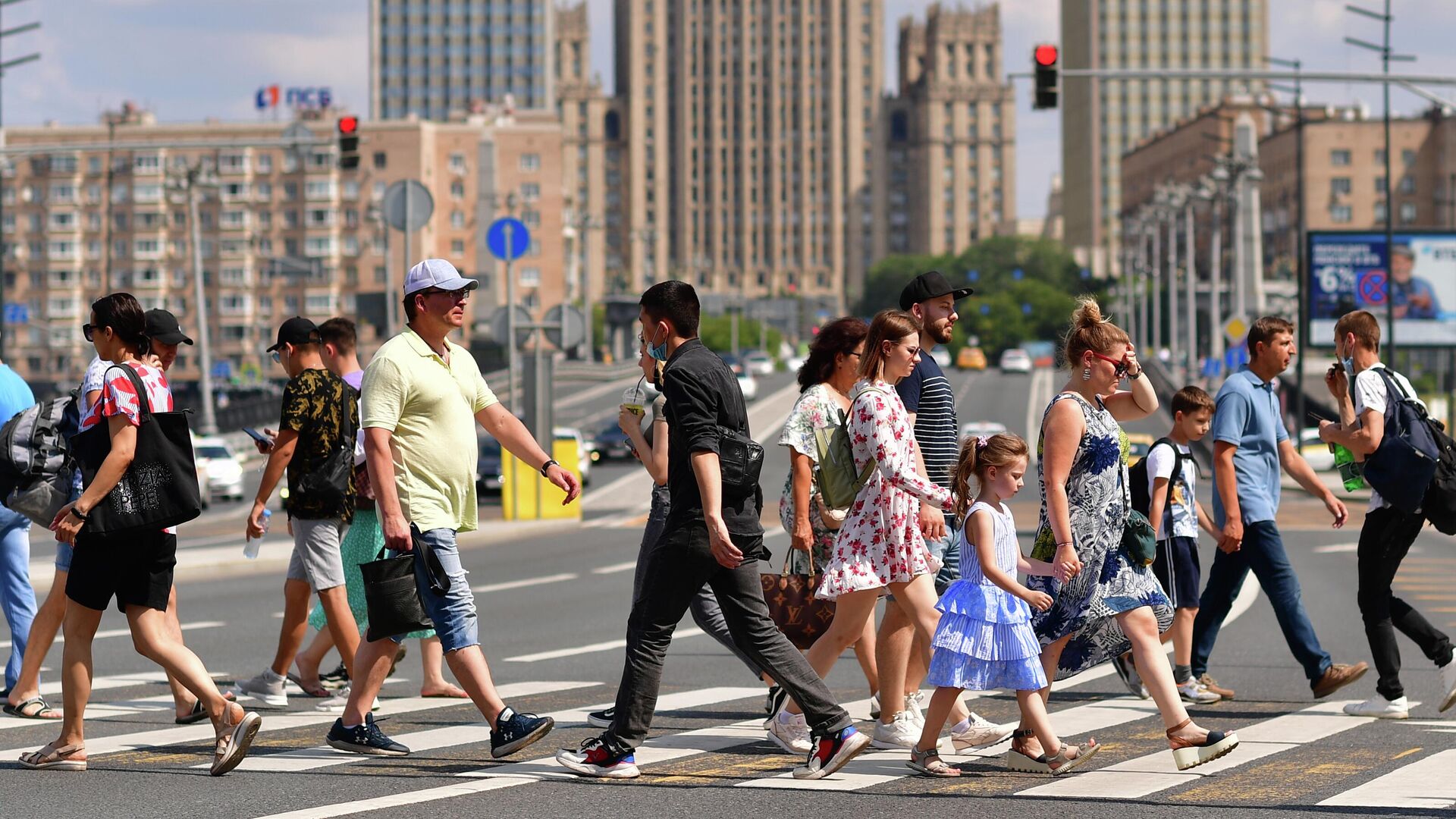 Люди переходят Большую Дорогомиловскую улицу в Москве - РИА Новости, 1920, 31.05.2024