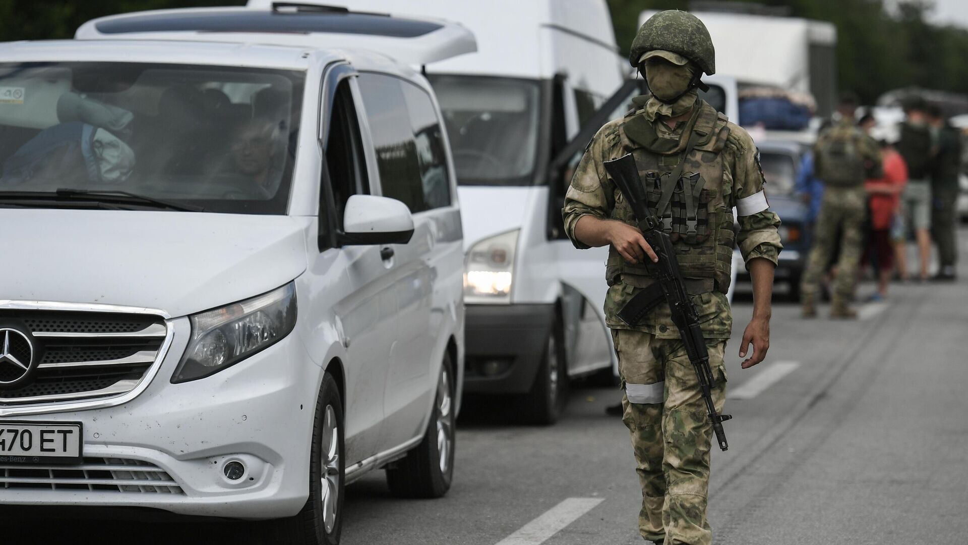 Военнослужащий РФ возле пункта пропуска Васильевка на границе Запорожской области - РИА Новости, 1920, 17.10.2022