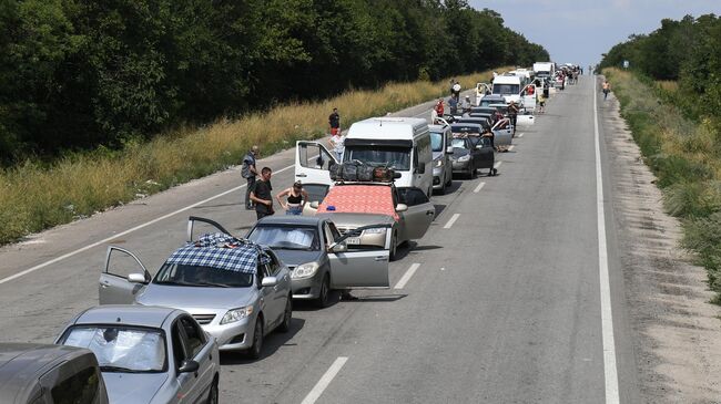 Автомобили на КПП Васильевка на границе Запорожской области