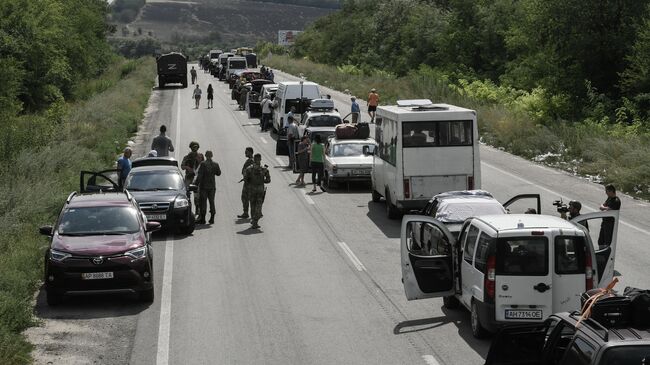 Автомобили на КПП Васильевка на границе Запорожской области