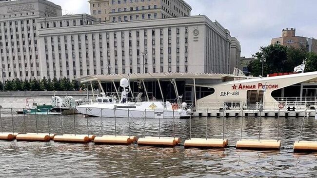 Специалисты ликвидируют загрязнение на поверхности Москвы-реки в районе Крымского моста