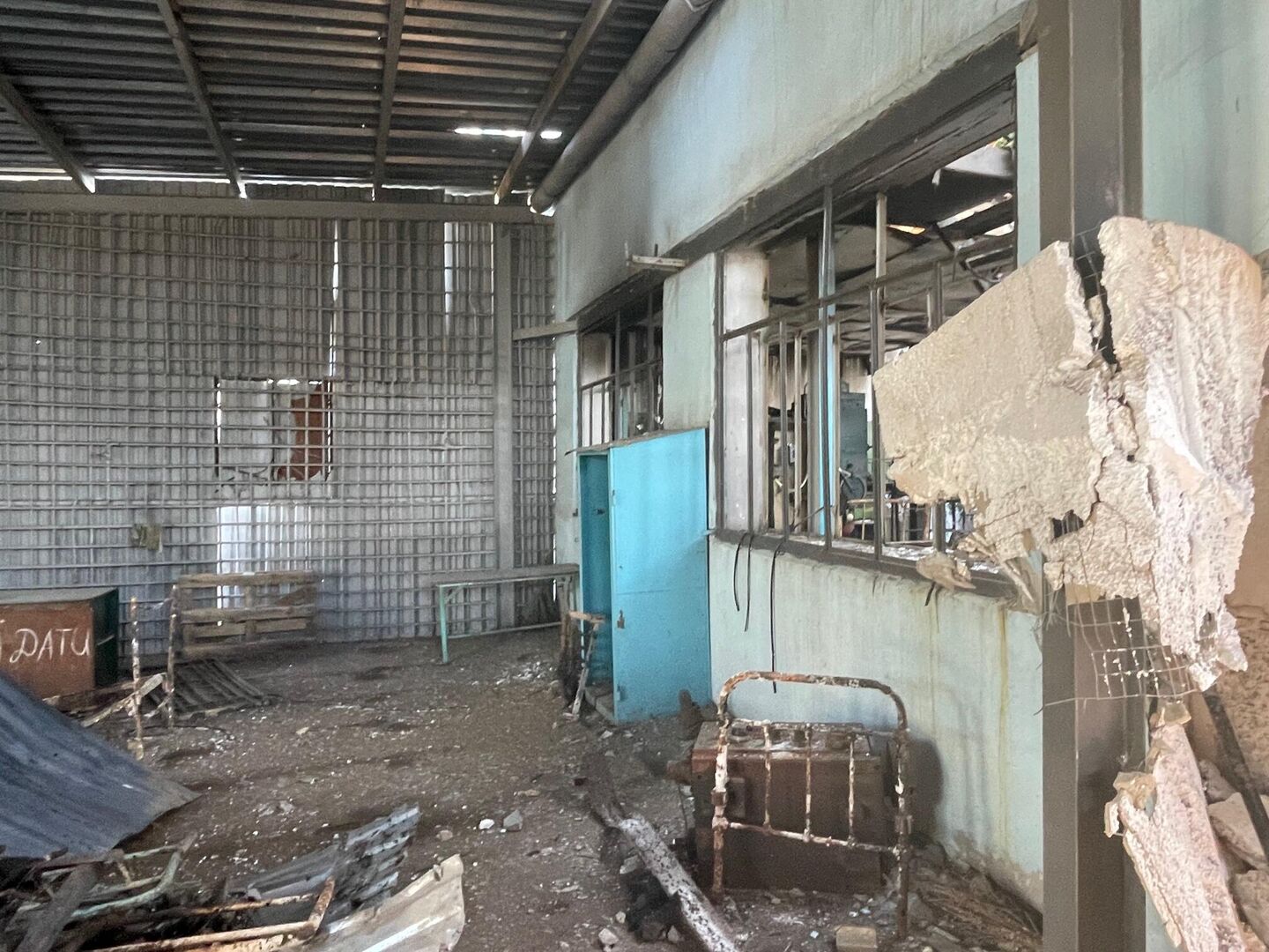 Στρατώνας σε στρατόπεδο αιχμαλώτων πολέμου στη Yelenovka, που καταστράφηκε από επίθεση με πυραύλους από τις Ένοπλες Δυνάμεις της Ουκρανίας Στρατώνας σε στρατόπεδο αιχμαλώτων πολέμου στη Yelenovka, που καταστράφηκε από επίθεση με πυραύλους από τις Ένοπλες Δυνάμεις της Ουκρανίας