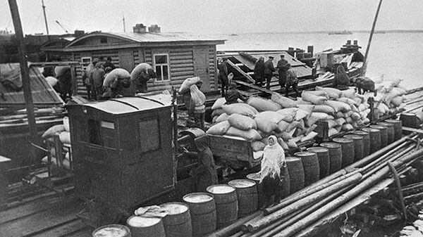 Доставка продовольствия по Ладожскому озеру на барже в осажденный Ленинград. 1942 