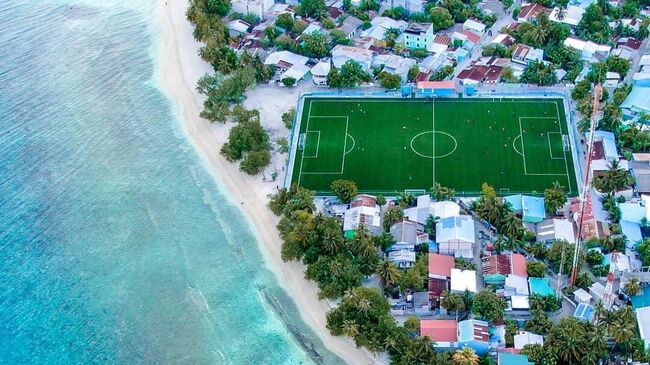 Футбольное поле на Мальдивах