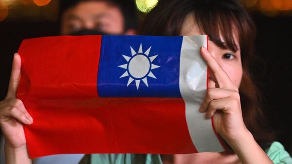 Девушка с флагом Тайваня