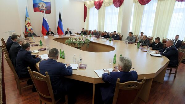 Заместитель председателя Совета безопасности РФ Дмитрий Медведев проводит совещание по первоочередным мерам обеспечения безопасности в республиках Донбасса