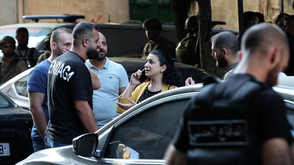 Сотрудники Федерального банка Ливана выходят после того, как их удерживал в заложниках вооруженный мужчина