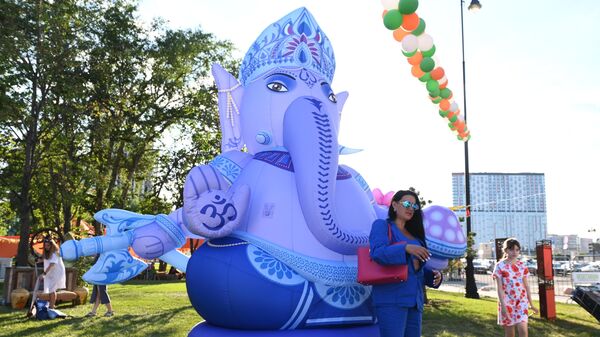 Посетители на фестивале День Индии в парке развлечений Остров мечты в Москве