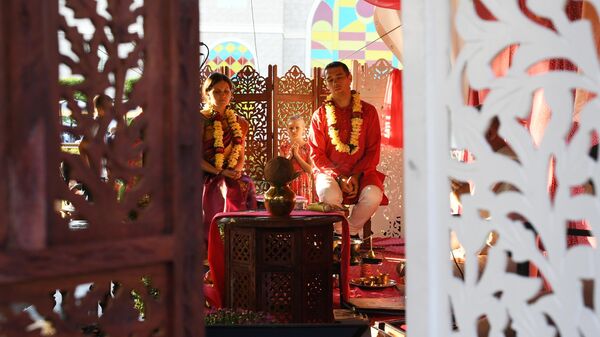 Свадебная церемония в Parachute Wedding Zone: индийская свадьба в рамках фестиваля День Индии в парке развлечений Остров мечты в Москве