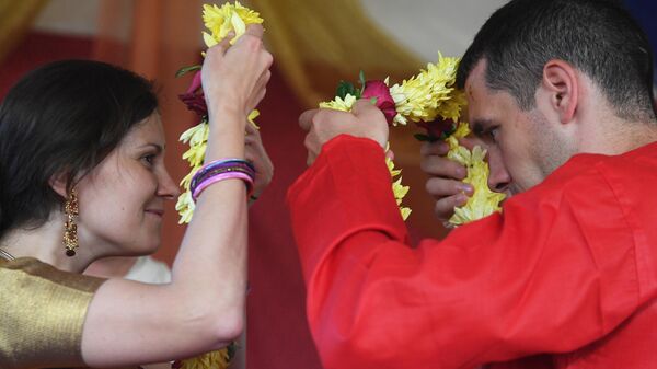 Свадебная церемония в Parachute Wedding Zone: индийская свадьба в рамках фестиваля День Индии в парке развлечений Остров мечты в Москве