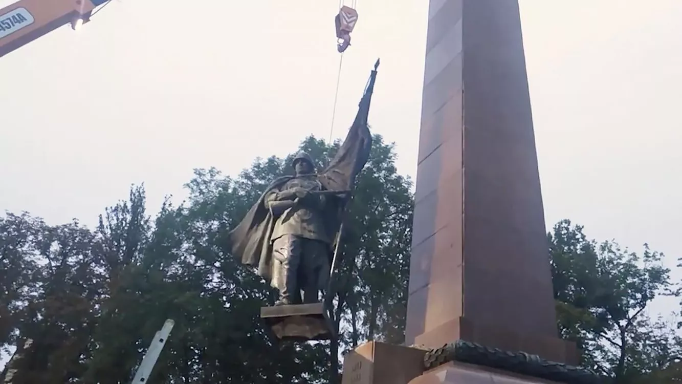 Демонтаж памятника красноармейцу в украинских Черновцах - РИА Новости, 1920, 12.08.2022
