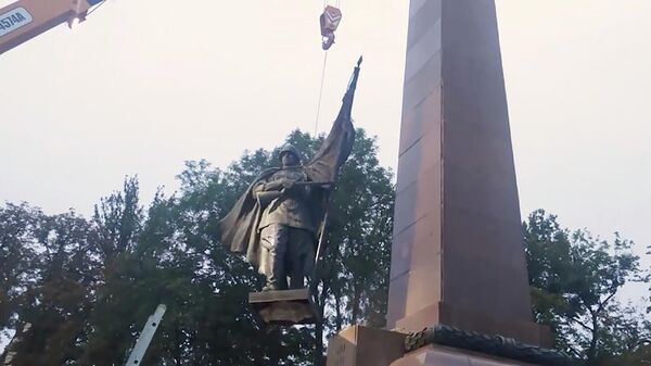 Демонтаж памятника красноармейцу в украинских Черновцах