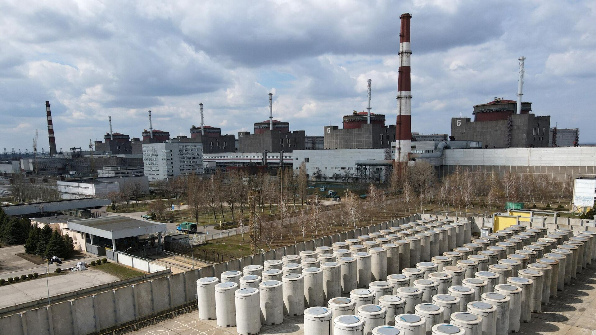 Сухое хранилище отработанного ядерного топлива (СХОЯТ) на Запорожской АЭС в Энергодаре - РИА Новости, 1920, 19.08.2022