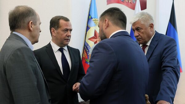 Заместитель председателя Совета безопасности РФ Дмитрий Медведев в Луганске