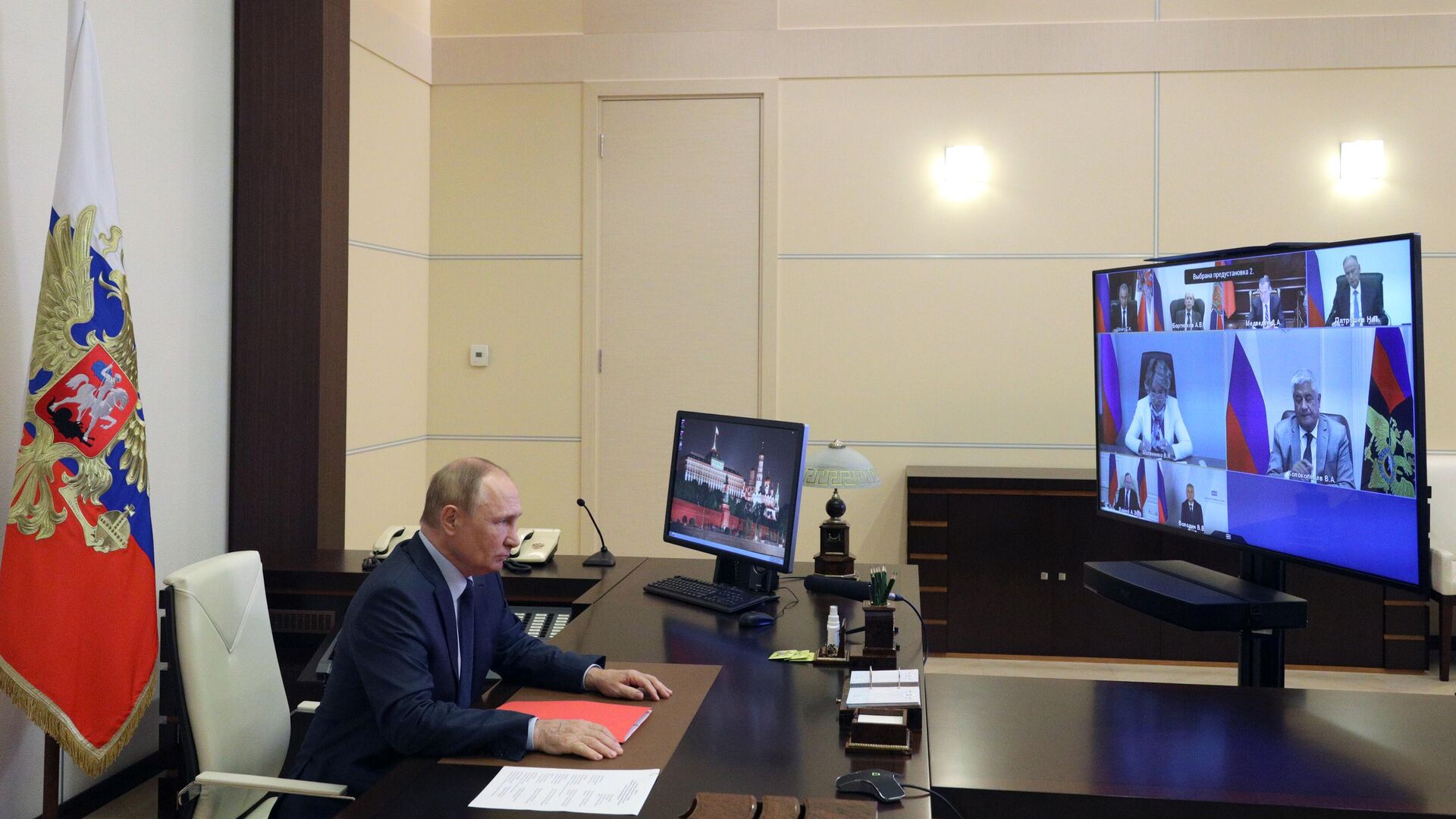 Президент РФ Владимир Путин проводит совещание с постоянными членами Совета безопасности РФ в режиме видеоконференции - РИА Новости, 1920, 09.10.2022