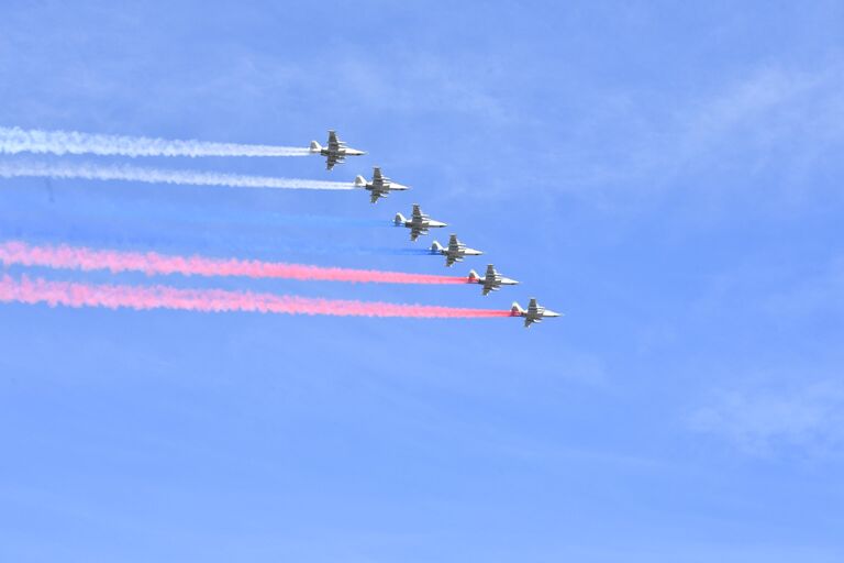 Штурмовики Су-25 во время показательного выступления на праздничных мероприятиях, посвященных 110-летию со дня образования ВВС в военно-патриотическом парке культуры и отдыха ВС РФ Патриот