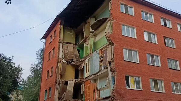 Кадры с места обрушения стены в пятиэтажке в Омске