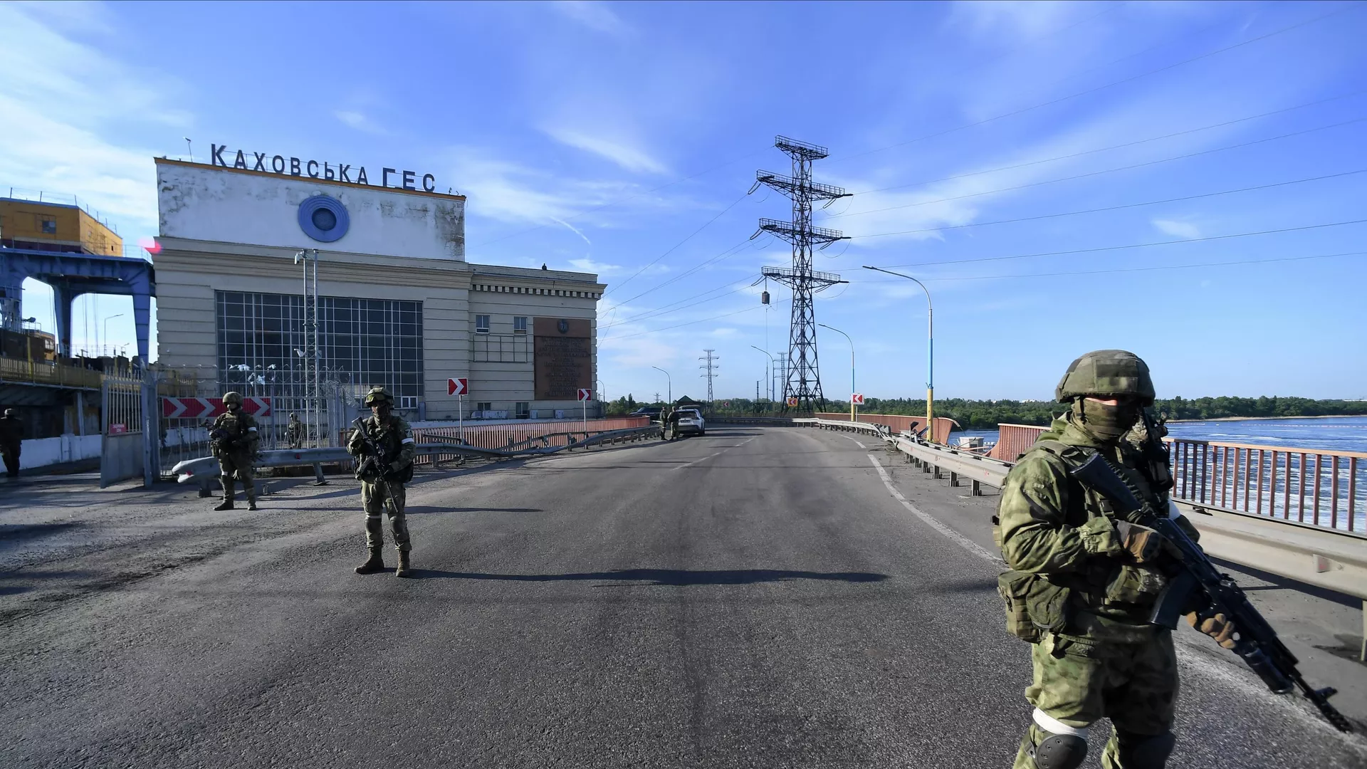 Военнослужащие РФ возле здания Каховской ГЭС Военнослужащие РФ возле здания Каховской ГЭС - РИА Новости, 1920, 20.06.2023