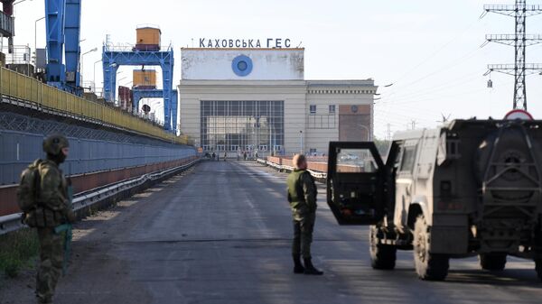 Военнослужащие России возле здания Каховской ГЭС в Новой Каховке
