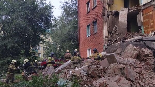 Сотрудники МЧС России ликвидируют последствия обрушения стены жилого дома в Омске