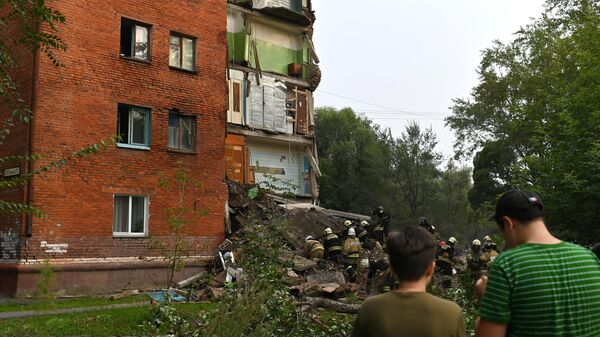 Сотрудники МЧС России на месте частичного обрушения жилого дома в Омске