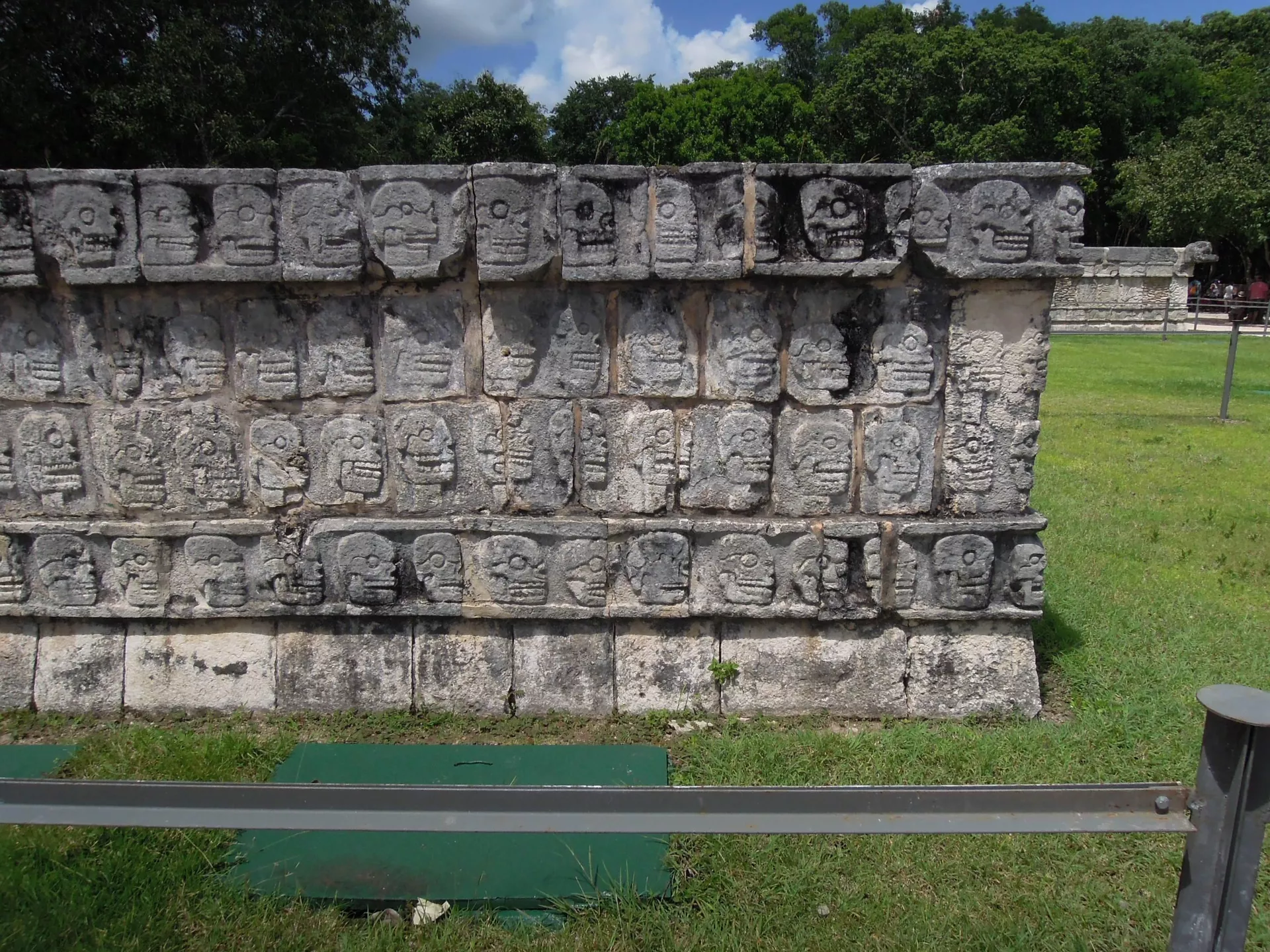 Fragmento de un tzompantli en Chichén Itzá Fragmento de un tzompantli en Chichén Itzá - RIA Novosti, 1920, 16/05/2025
