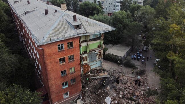 Место частичного обрушения жилого дома в Омске