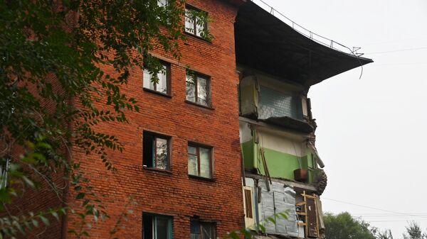 Место частичного обрушения стены жилого дома в Омск