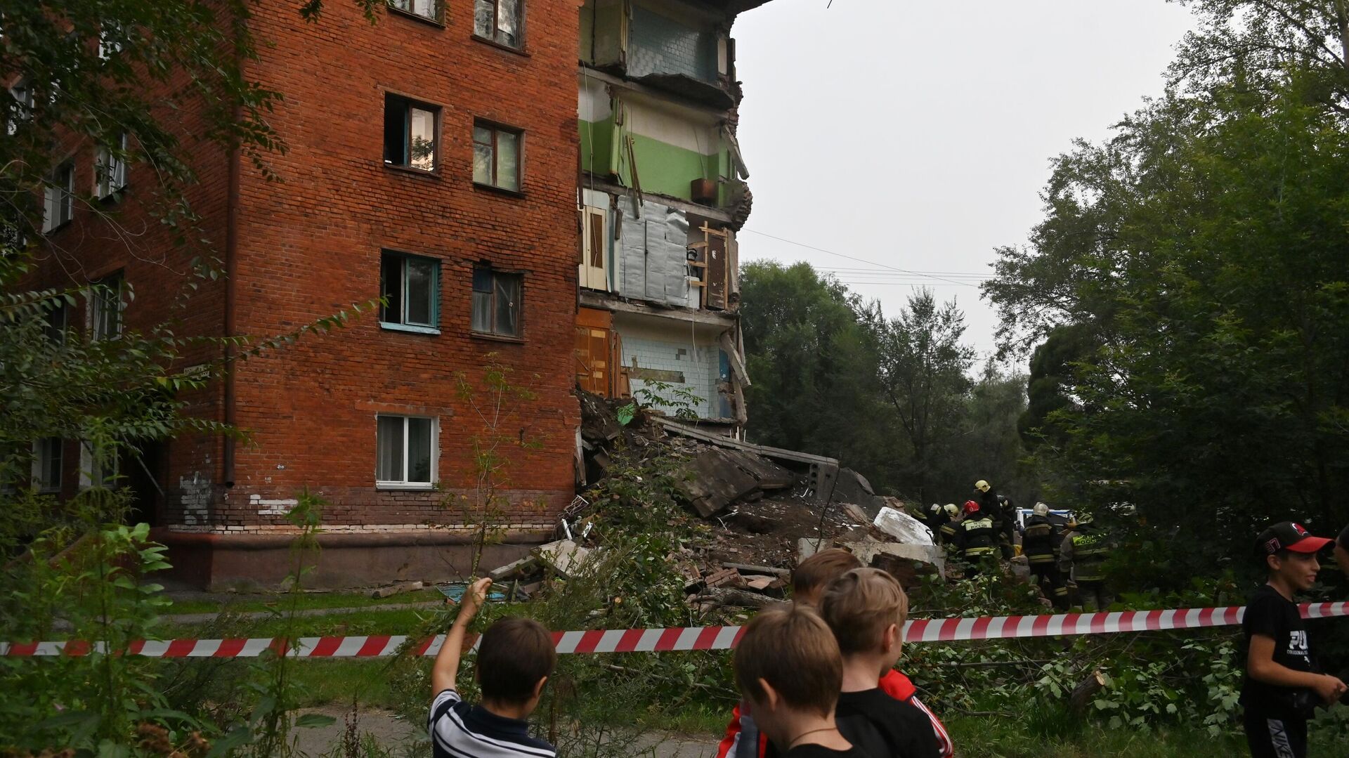 На месте частичного обрушения стены жилого дома в Омске - РИА Новости, 1920, 22.08.2022