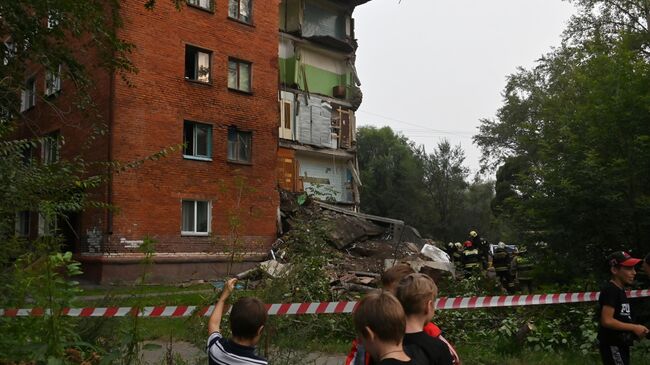 На месте частичного обрушения стены жилого дома в Омске