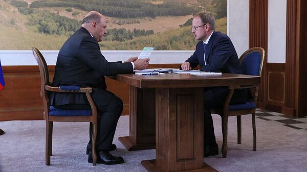 Председатель правительства РФ Михаил Мишустин и глава Республики Алтай Олег Хорохордин во время встречи