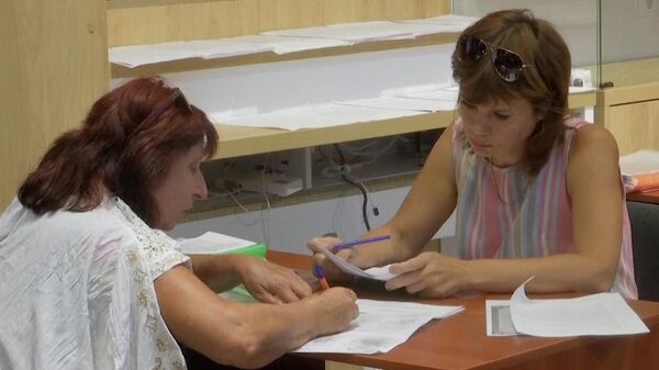 Вся семья решила: в Бердянске встают в очередь за российским паспортом