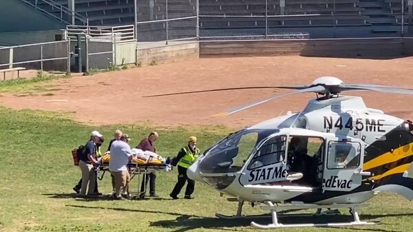 Медицинские работники транспортируют Салмана Рушди в вертолет