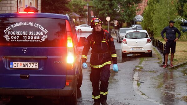 Пожарный проходит мимо катафалка на месте стрельбы в Цетине, Черногория