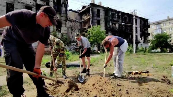 Останки погибших в Рубежном извлекли из стихийных захоронений