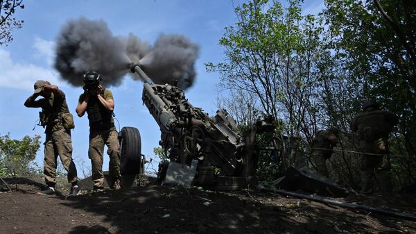 Украинские военнослужащие ведут огонь из гаубицы M777